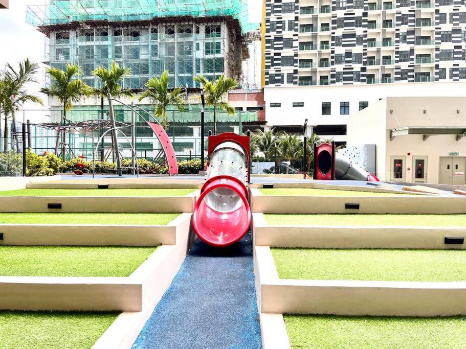 Urban Seaview Paradise: Infinity Pool, Gym & Beyond *