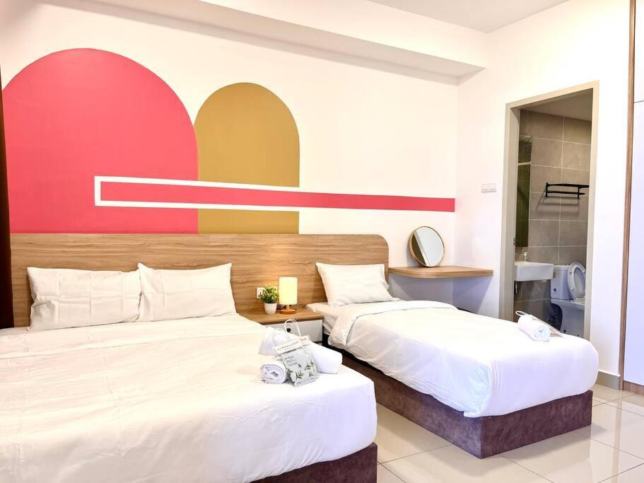 Apartment Urban Seaview Paradise: Infinity Pool, Gym & Beyond Malacca