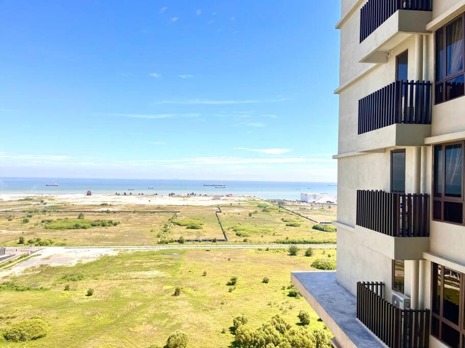 Apartment Urban Seaview Paradise: Infinity Pool, Gym & Beyond *
