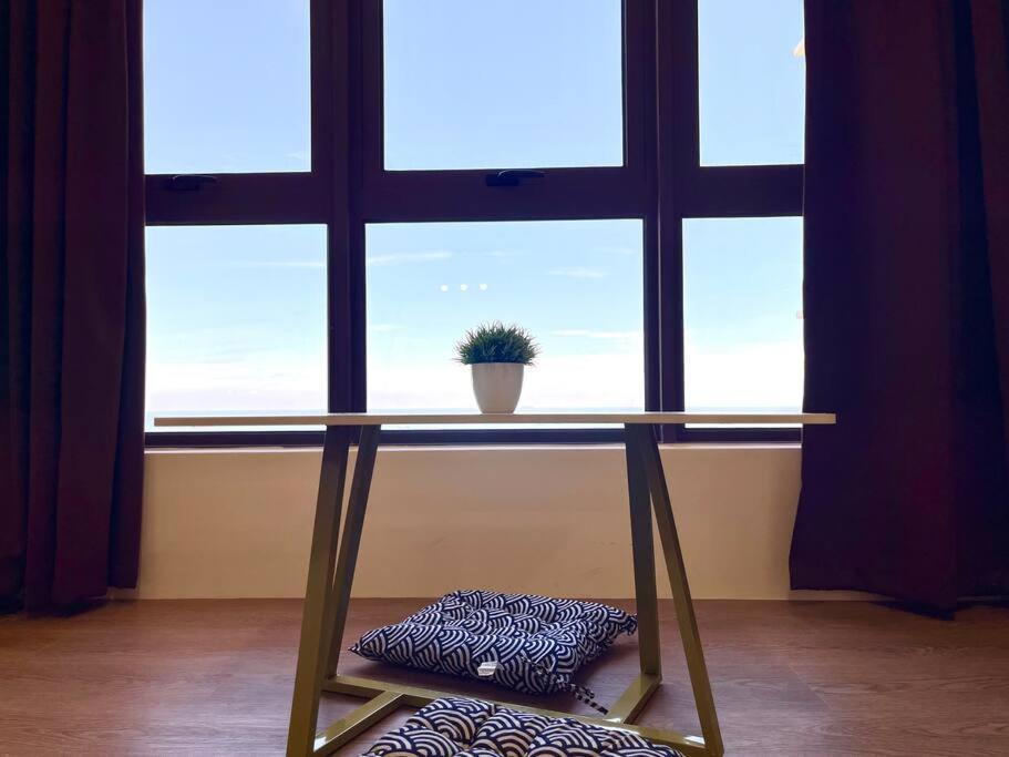 Urban Seaview Paradise: Infinity Pool, Gym & Beyond Apartment *