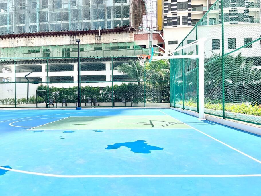 Apartment Urban Seaview Paradise: Infinity Pool, Gym & Beyond