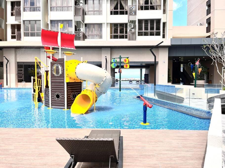 Urban Seaview Paradise: Infinity Pool, Gym & Beyond *