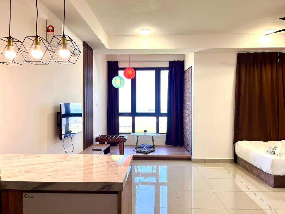 Urban Seaview Paradise: Infinity Pool, Gym & Beyond Apartment