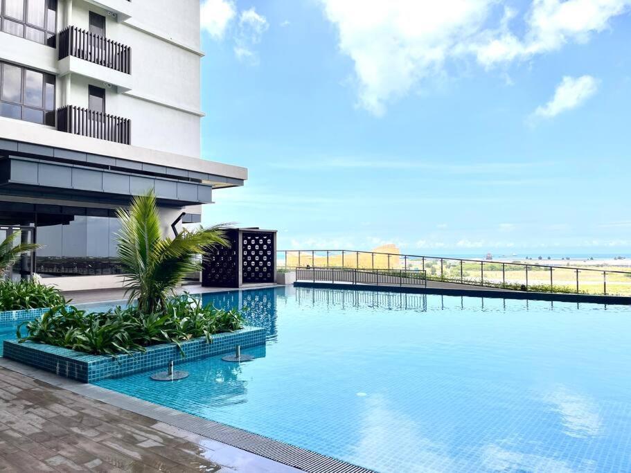Urban Seaview Paradise: Infinity Pool, Gym & Beyond Apartment