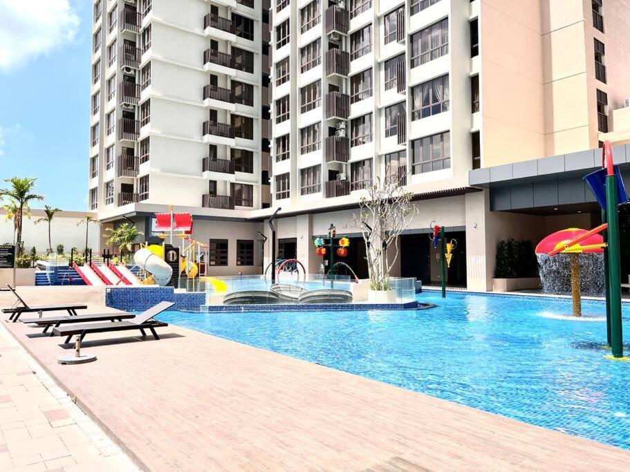 Urban Seaview Paradise: Infinity Pool, Gym & Beyond * Malacca