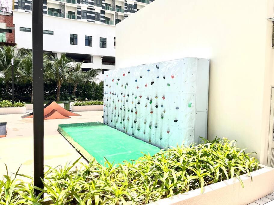 Urban Seaview Paradise: Infinity Pool, Gym & Beyond *