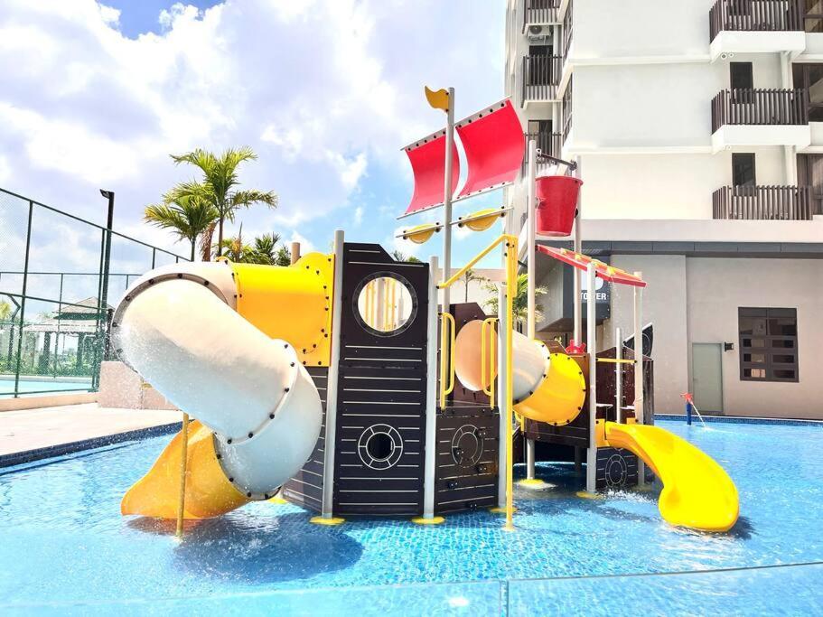 Urban Seaview Paradise: Infinity Pool, Gym & Beyond Apartment Malacca