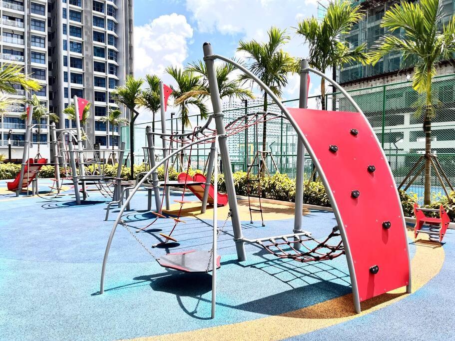 Apartment Urban Seaview Paradise: Infinity Pool, Gym & Beyond Malacca