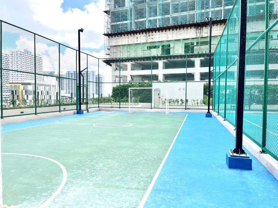 Apartment Urban Seaview Paradise: Infinity Pool, Gym & Beyond *