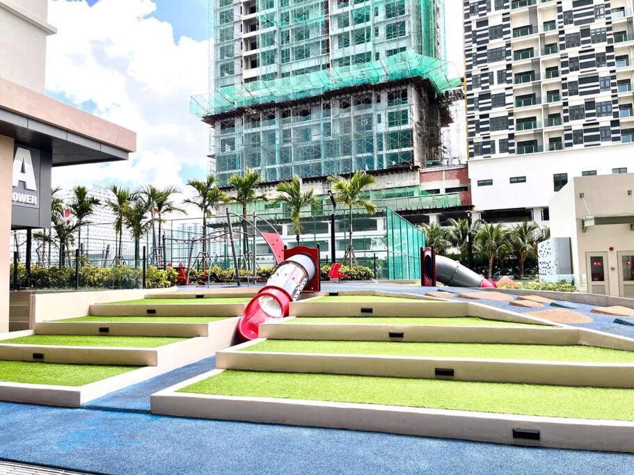 Urban Seaview Paradise: Infinity Pool, Gym & Beyond *