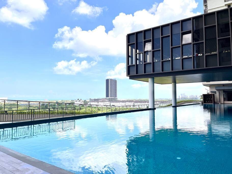 Urban Seaview Paradise: Infinity Pool, Gym & Beyond Apartment *