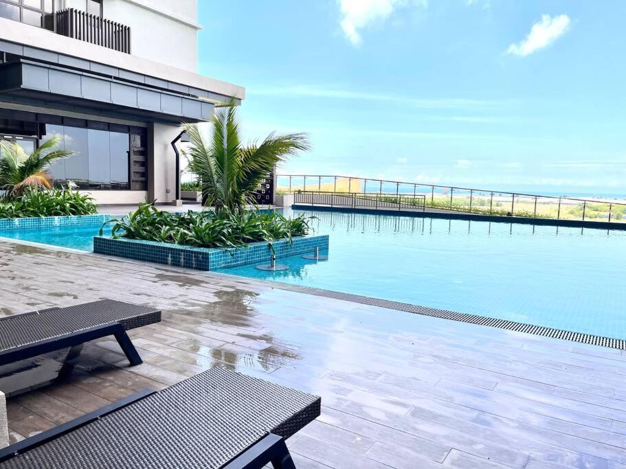Apartment Urban Seaview Paradise: Infinity Pool, Gym & Beyond Malacca