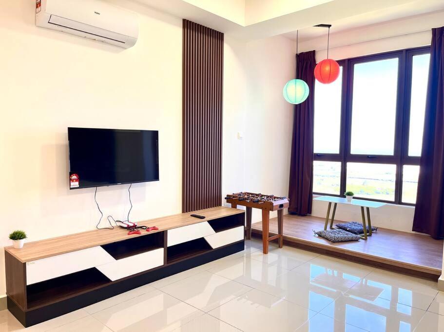 Urban Seaview Paradise: Infinity Pool, Gym & Beyond Apartment