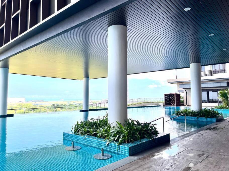 Apartment Urban Seaview Paradise: Infinity Pool, Gym & Beyond Malacca