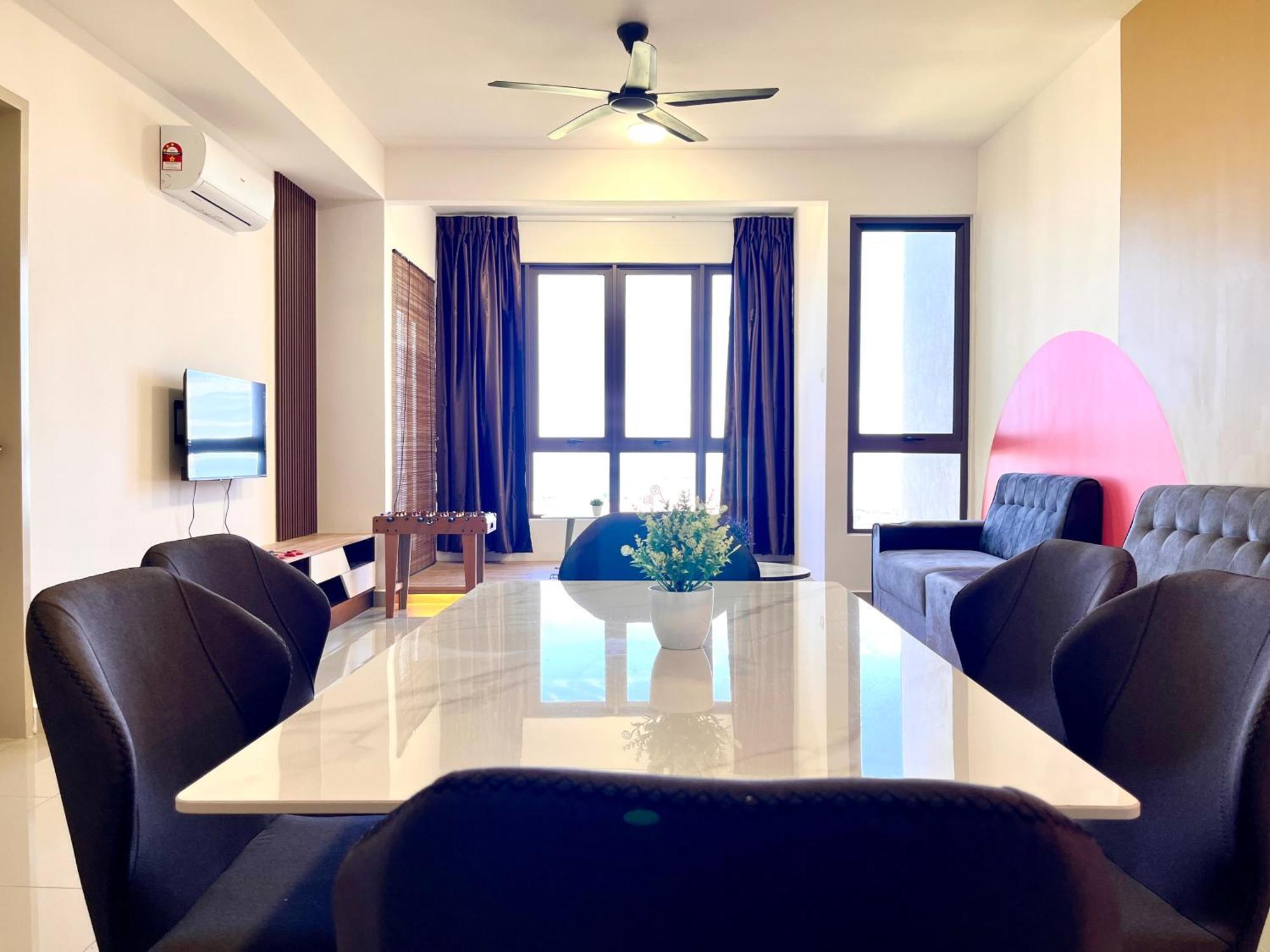 Urban Seaview Paradise: Infinity Pool, Gym & Beyond Apartment