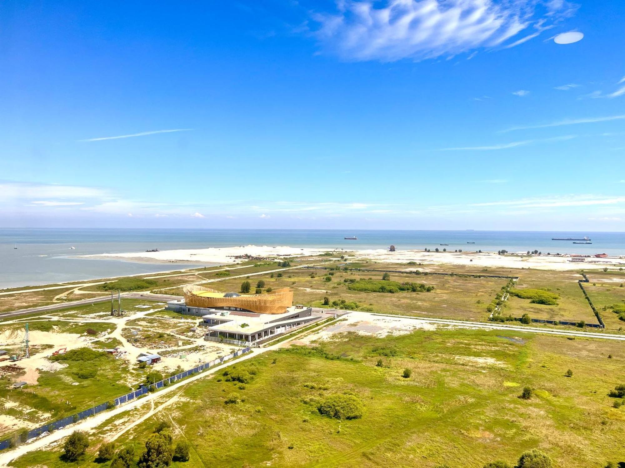 Urban Seaview Paradise: Infinity Pool, Gym & Beyond *