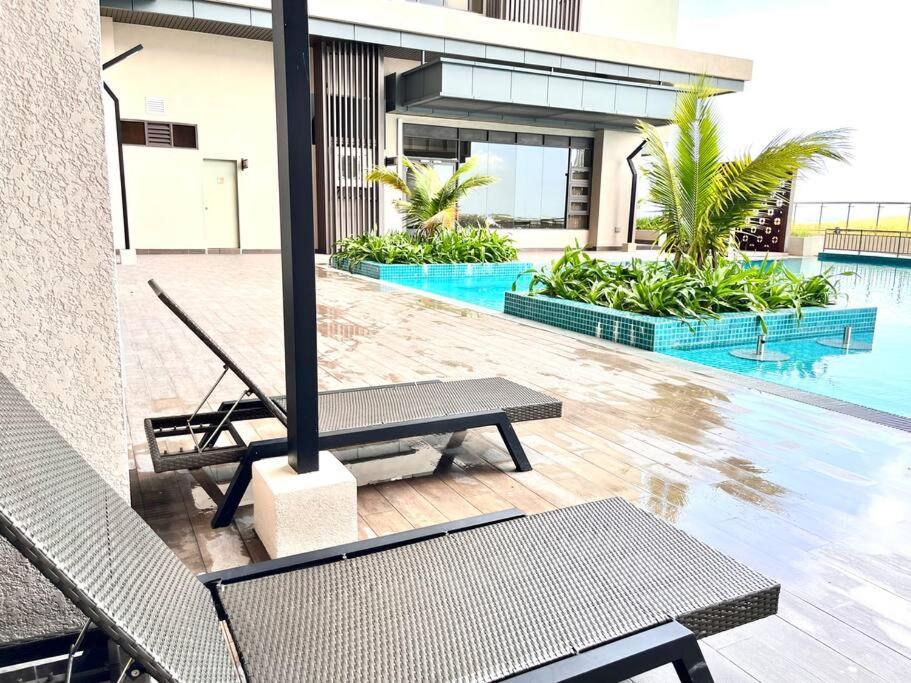 Urban Seaview Paradise: Infinity Pool, Gym & Beyond *