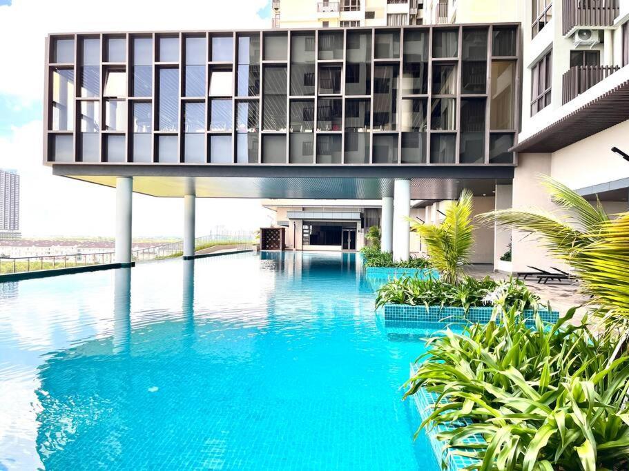 Urban Seaview Paradise: Infinity Pool, Gym & Beyond *
