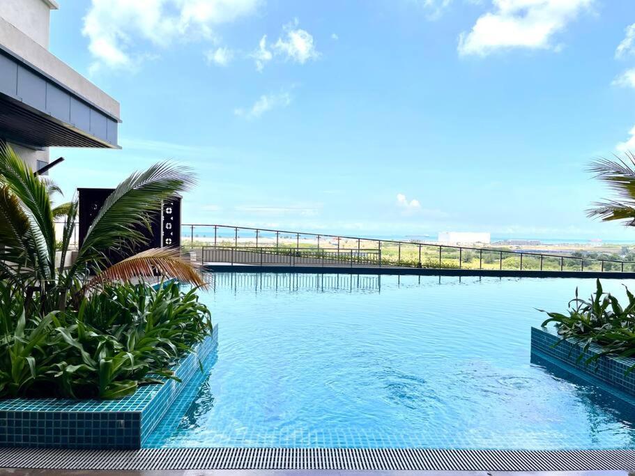 Pangsapuri Urban Seaview Paradise: Infinity Pool, Gym & Beyond *